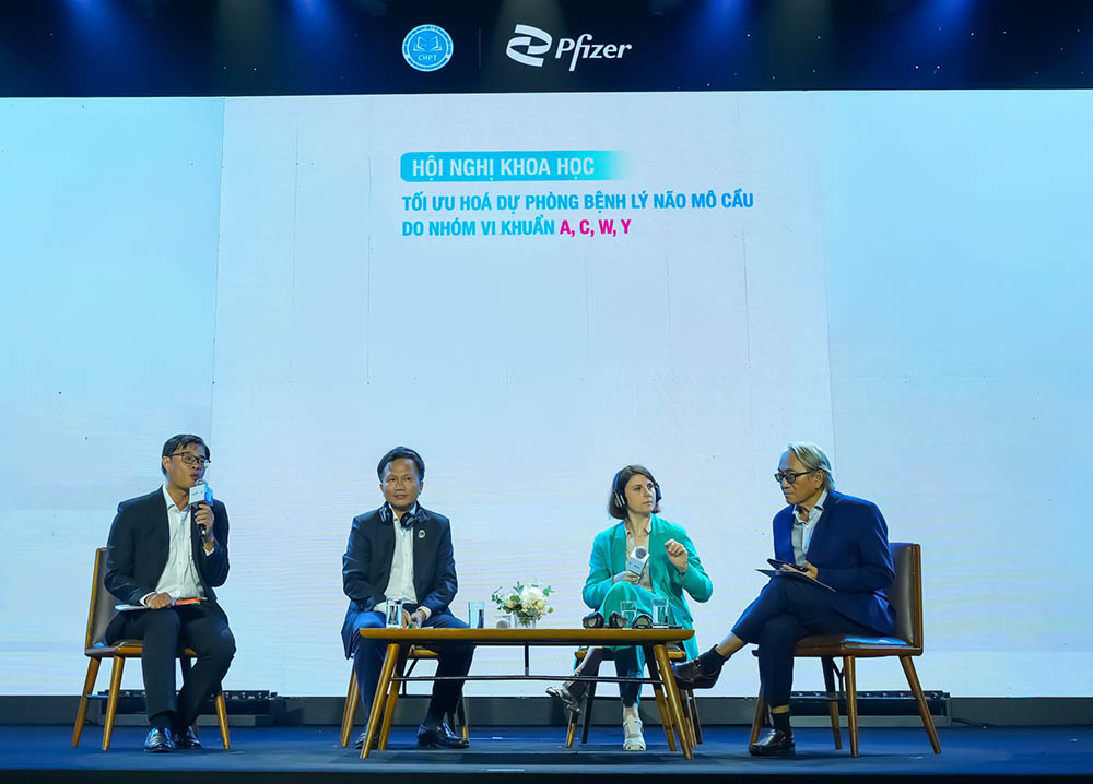 Experts exchange at a workshop on prevention and treatment of invasive meningococcal disease. Photo: VietGate