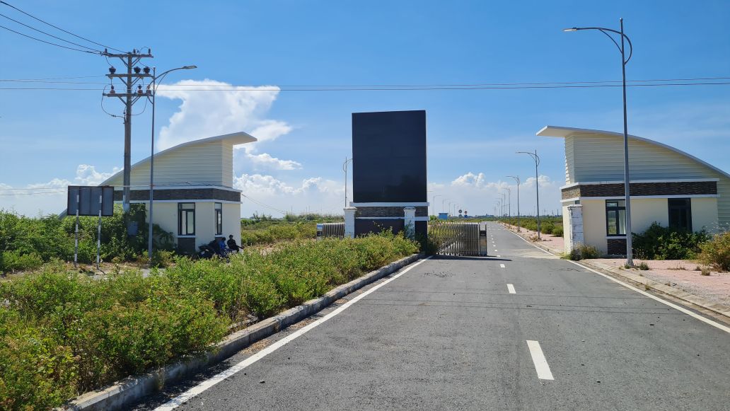 Road to Bac Lieu High-Tech Application Agricultural Zone for Shrimp Development, Ca Mau province. Photo: Nhat Ho.