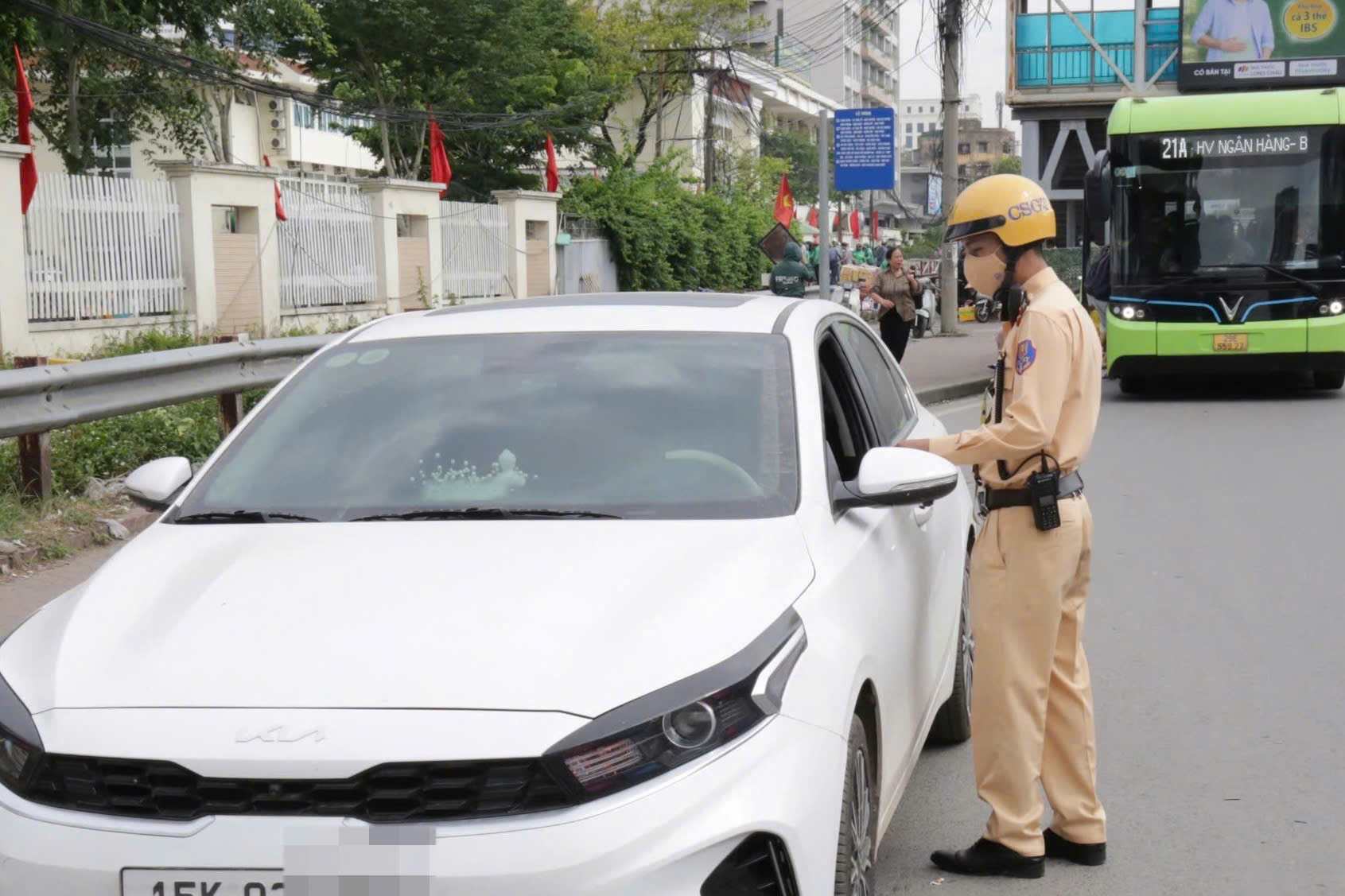 多くの運転手が処罰されました。運転手の中には、車内で休憩するために緊急警告灯を点灯させた人もいます。写真:ティエン・ゴー