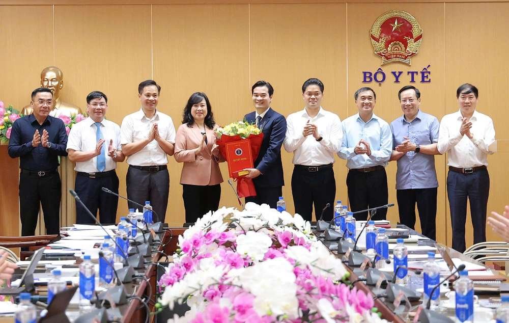 Bộ trưởng Bộ Y tế Đào Hồng Lan trao quyết định bổ nhiệm Cục trưởng Cục An toàn thực phẩm. Ảnh: Trần Minh