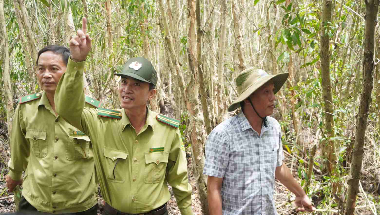Lực lượng làm nhiệm vụ thường xuyên kiểm tra rừng mùa khô. Ảnh: Nhật Hồ.