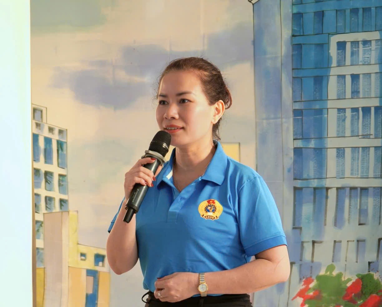 La Sra. Nguyen Thi Huong, funcionaria sindical de la comuna de Tien Lang, aporta opiniones al borrador del informe presentado al Congreso Sindical de Vietnam. Foto: Hoang Khoi