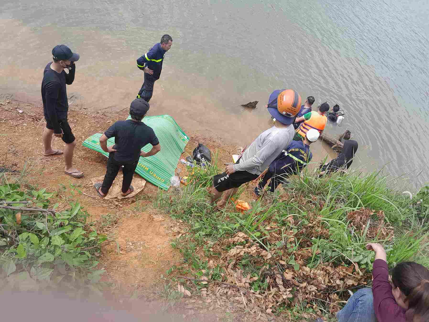 Functional forces found the body of the victim who drowned while casting fishing nets on Dak Ning Lake. Photo: Than Hy