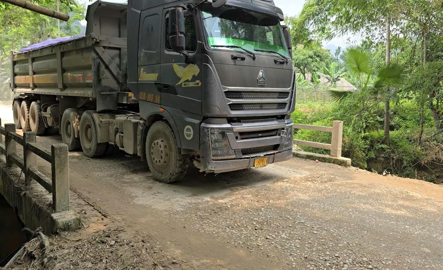 Trung Thanh bridge daily "carries" a tractor-trailer. Photo: An Loc