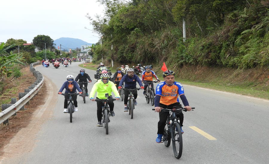 Friendship cycling activity across the border at the Hoanh Mo (Vietnam) - Dong Trung (China) bilateral border gate. Photo: Doan Hung