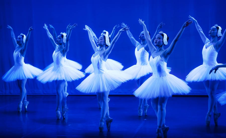 Ballet artists dedicate themselves in the play "Thien Nga Lake". Photo: Hai Nguyen