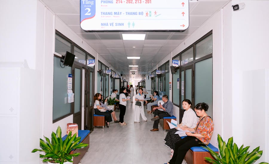 The General Clinic of Hanoi Medical University Hospital - Vinh Hung facility - operates under a model of coordination with Vinh Hung Ward Health Station, in which the health station is in charge of primary care and prevention, while the clinic supports expertise, doctors and modern techniques to improve the quality of medical examination and treatment. Photo: Ha Le