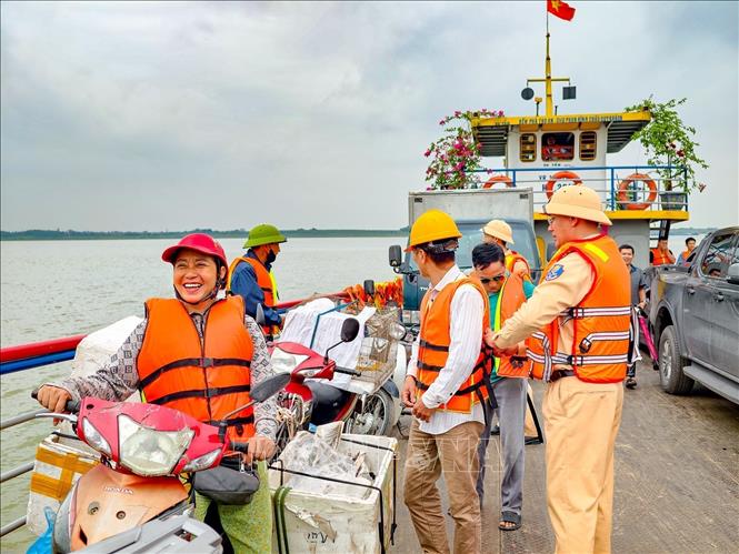 River Police Team No. 1 - Traffic Police Department - Hanoi City Police checks passengers wearing life jackets before getting off the vehicle to cross the river. Photo: Hanoi Police