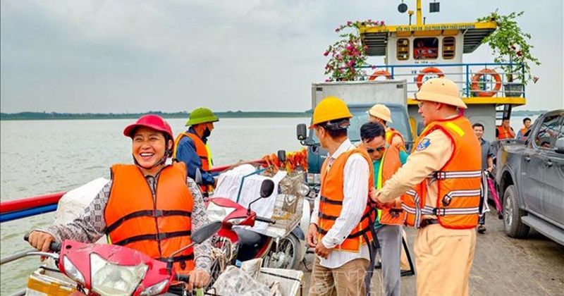 Áo phao: "phao cứu sinh" cho người dân mùa mưa lũ