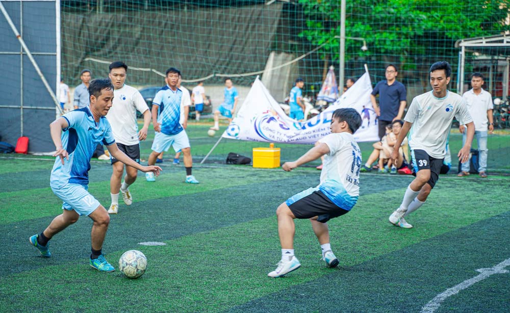 The first football matches of the men's football category - included in the competitions of the 2026 CNVCLĐ Sports Festival of Cam Le Ward Trade Union. Photo: Cam Le Trade Union