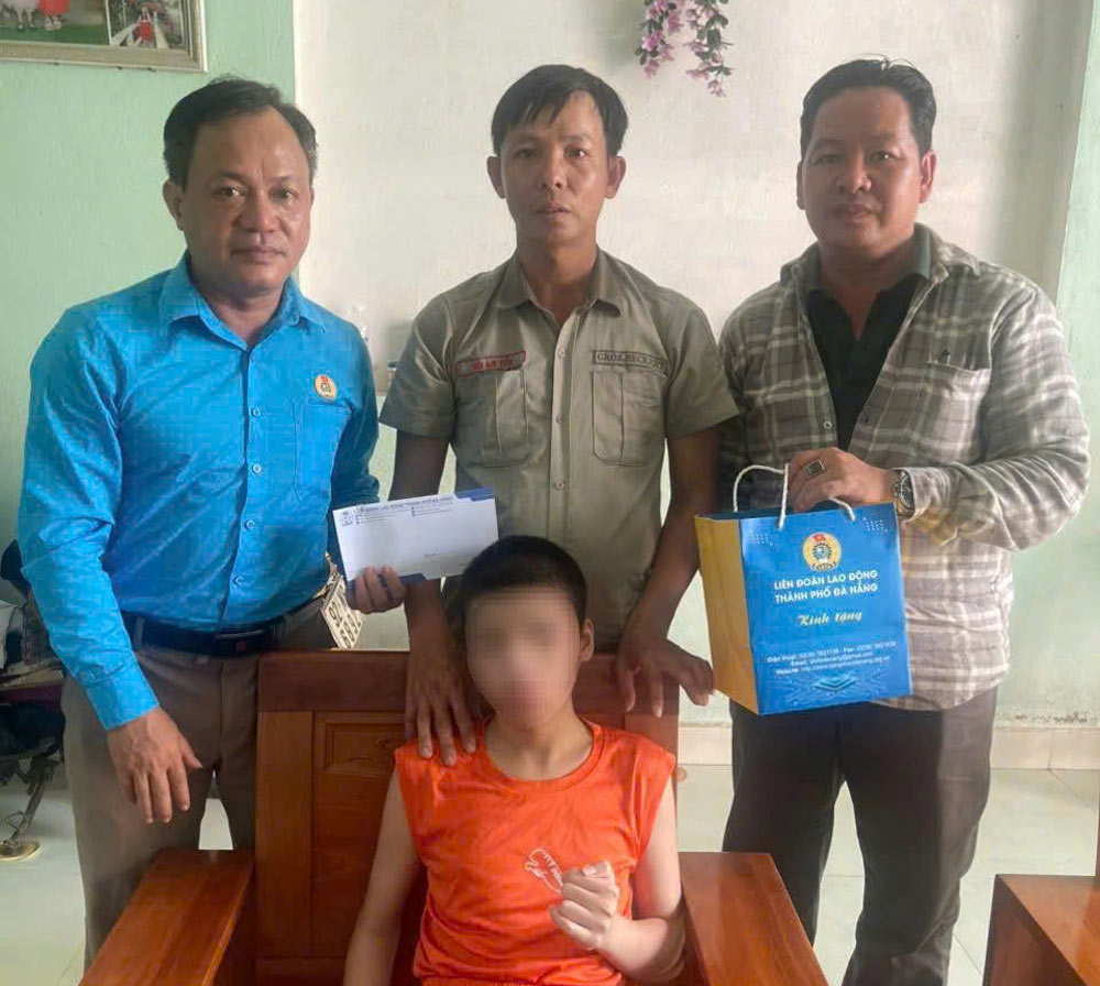 Dai Loc Commune Trade Union visits and gives gifts to union members in difficult circumstances on Workers' Month 2026. Photo: Dai Loc Trade Union