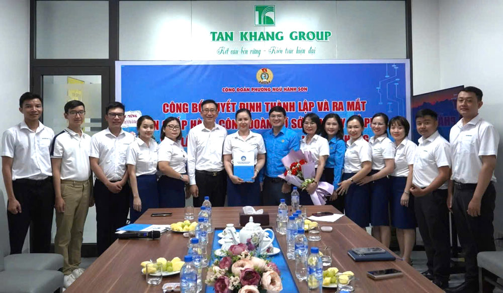 Ngu Hanh Son Ward Trade Union organizes a Conference to announce the Decision to establish the grassroots Trade Union of Tan Khang Construction and Trading Service Joint Stock Company. Photo: Ngu Hanh Son Trade Union