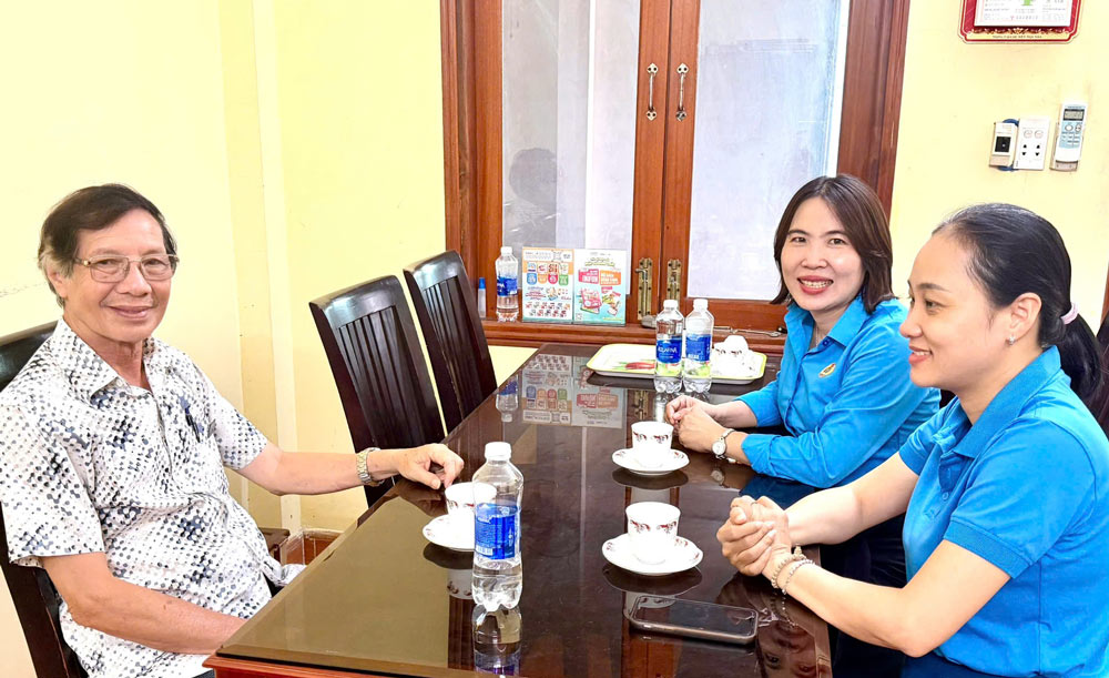Nam Phuoc Commune Trade Union works with Mr. Doan Ngoc An, representative of Quang Nam Education Development Joint Stock Company to propagate and mobilize the establishment of grassroots trade unions at enterprises. Photo: Nam Phuoc Trade Union