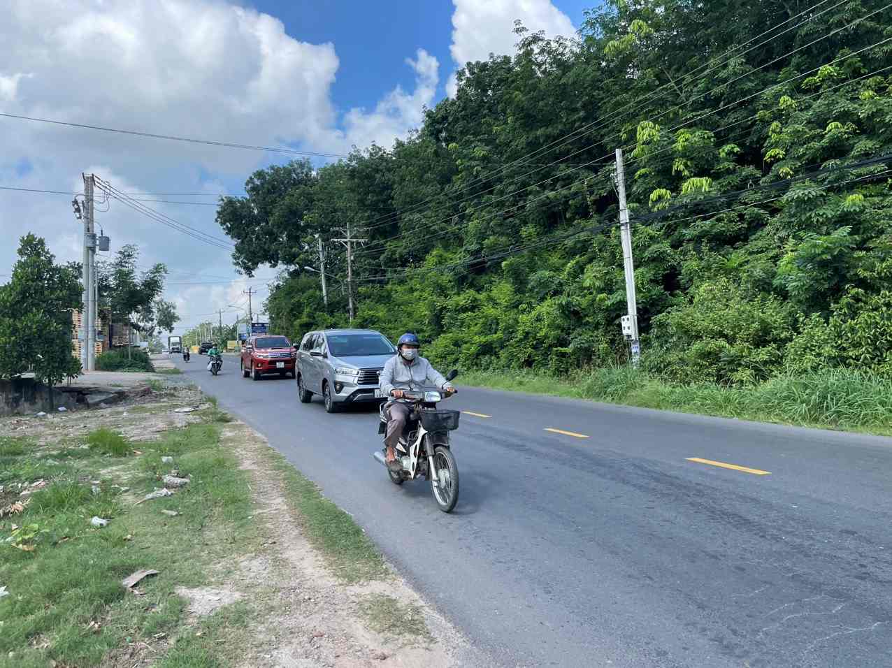 Đường hiện hữu chỉ có 2 làn xe. Ảnh: Đình Trọng