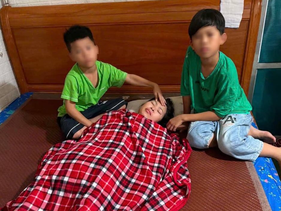 Teacher Vo Thi Hue and her children. Photo: Quoc Cuong