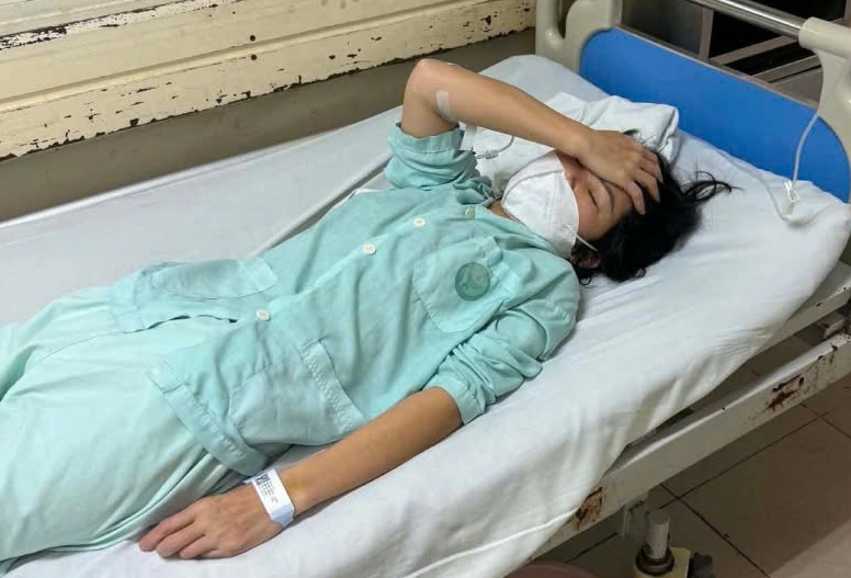 Hiện cô giáo Huệ đang điều trị tại bệnh viện. Ảnh: Quốc Cường
