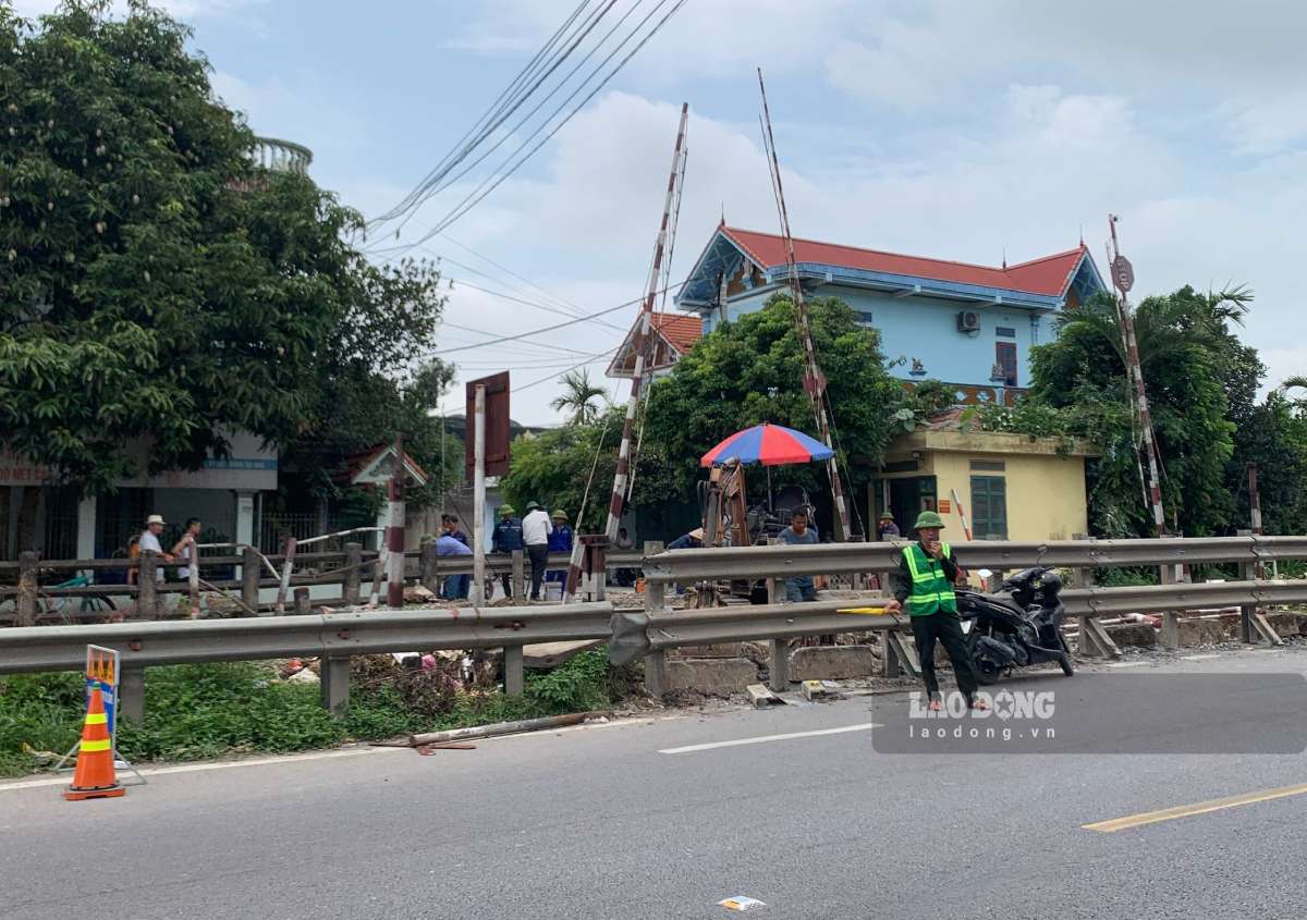 Đóng gác tàu đường ngang dân sinh giao đường sắt tại vị trí Km93+893. Ảnh: Lương Hà