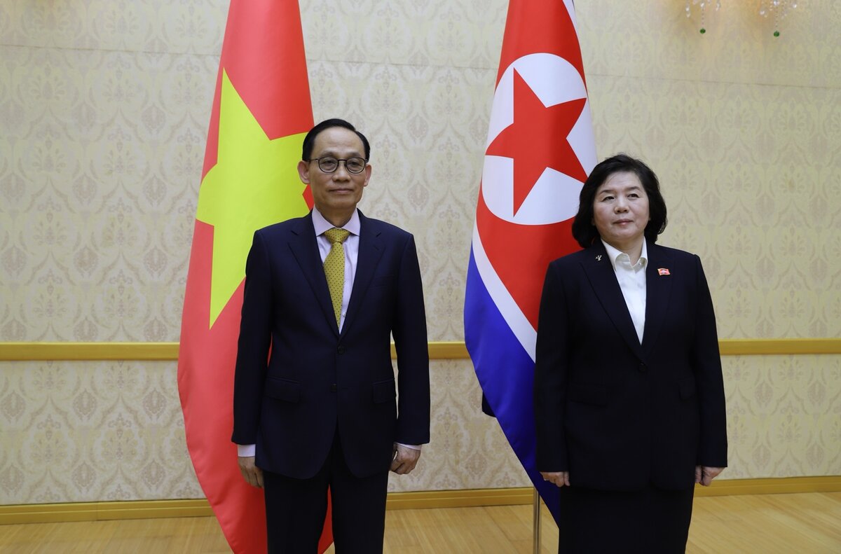 Special Envoy of General Secretary and President To Lam, Comrade Le Hoai Trung - Member of the Politburo, Minister of Foreign Affairs and Member of the Politburo, Minister of Foreign Affairs of North Korea Choe Son-hui. Photo: VNA