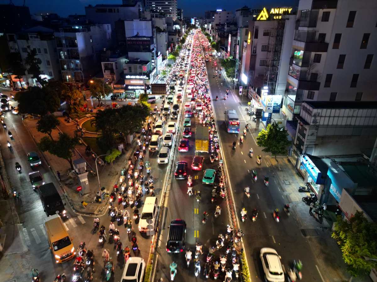 Dòng phương tiện nối đuôi nhau nhìn từ trên cao. Ảnh: Anh Tú