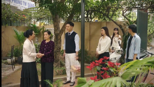 Ba chị em Thương cùng bà ngoại cảm ơn sự giúp đỡ của mẹ con Lâm. Ảnh: VFC