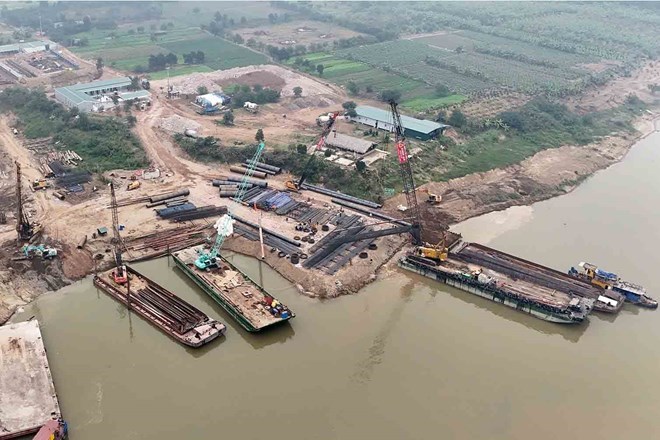 Construction site of Thuong Cat bridge project across the Red River connecting Thien Loc commune and Thuong Cat ward (Hanoi). Photo: Song Huu