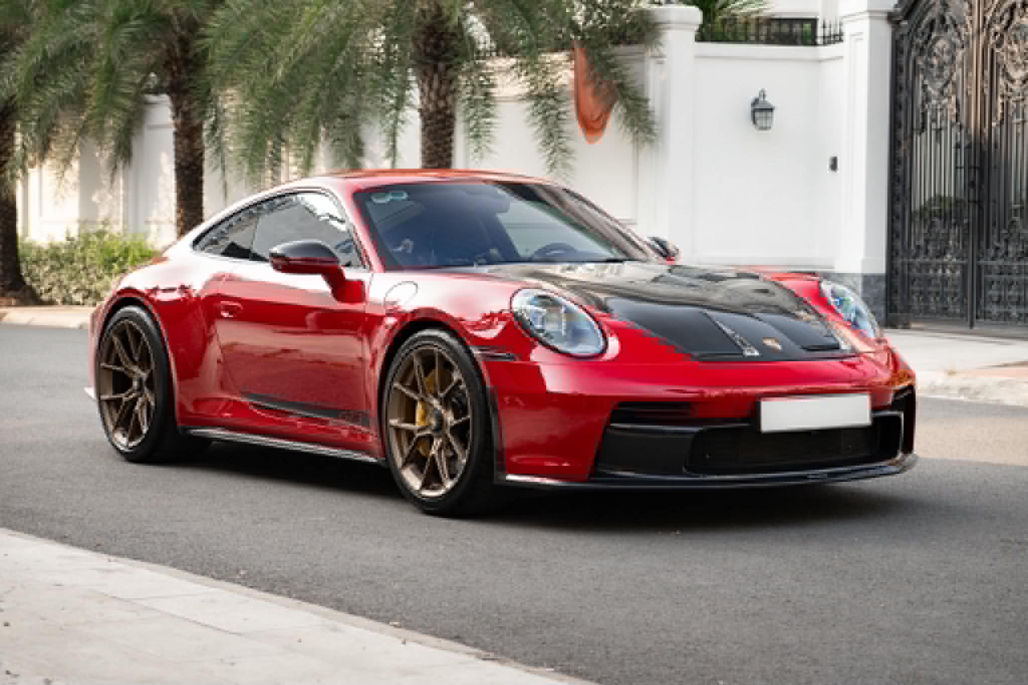 Porsche 911 992 generation in Vietnam is upgraded to GT3 Touring style, highlighted by many carbon details and sporty design. Photo: Lan Minh