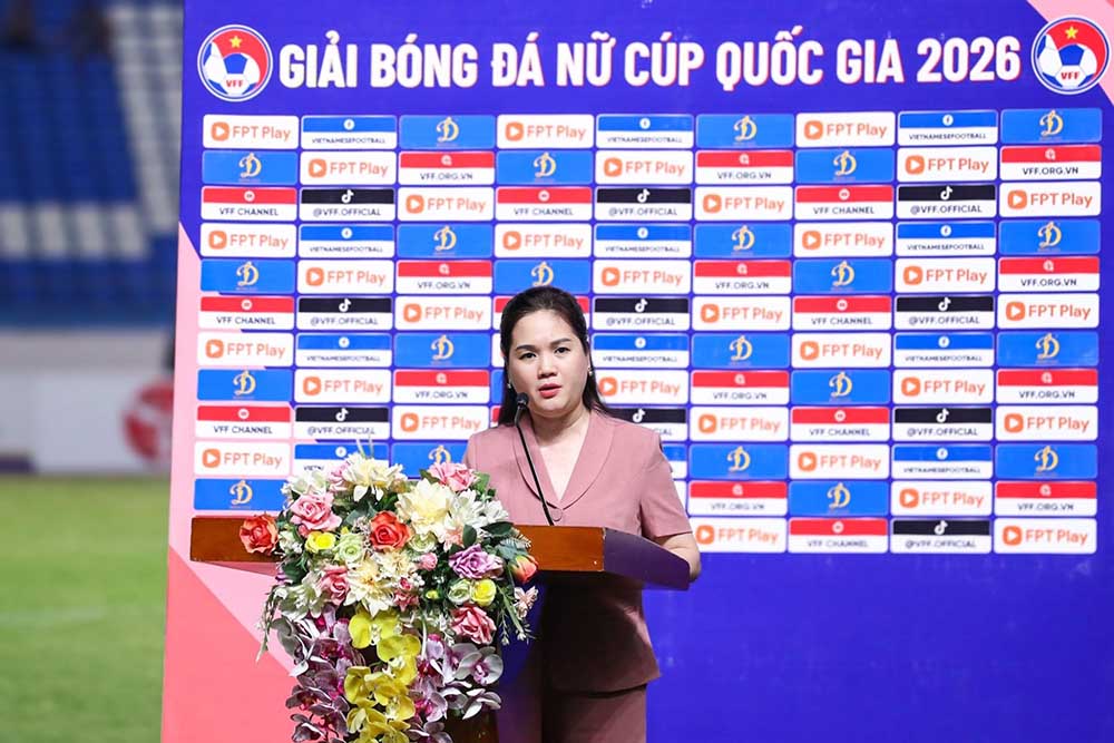 Bà Nguyễn Thanh Hà - Phó Tổng thư kí VFF phát biểu tại lễ khai mạc. Ảnh: VFF