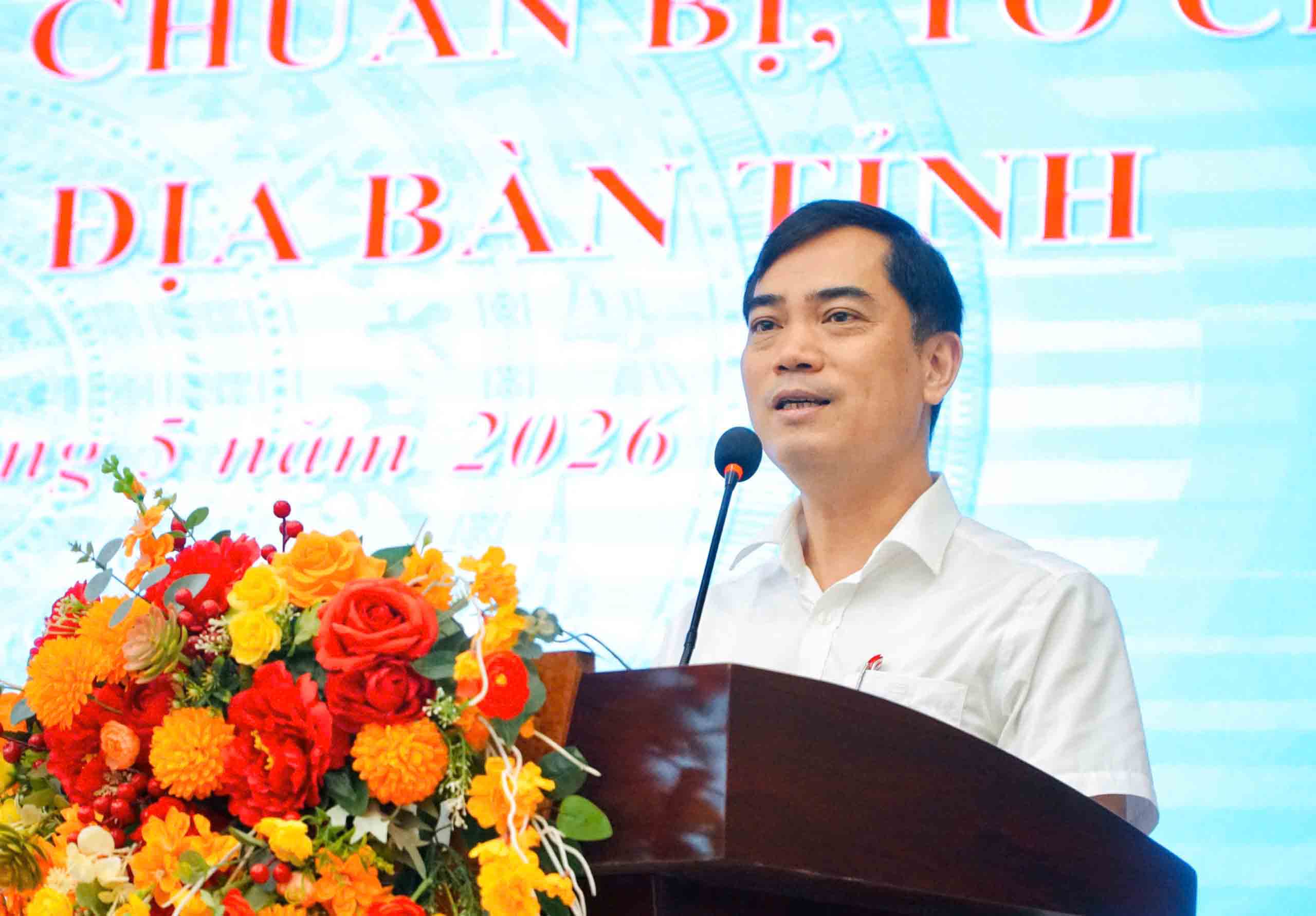 Dr. Nguyen Van Khoa - Director of Nghe An Department of Education and Training - provides information about the conversion of Hermann Gmeiner Vinh High School to a public school. Photo: Ngoc Anh