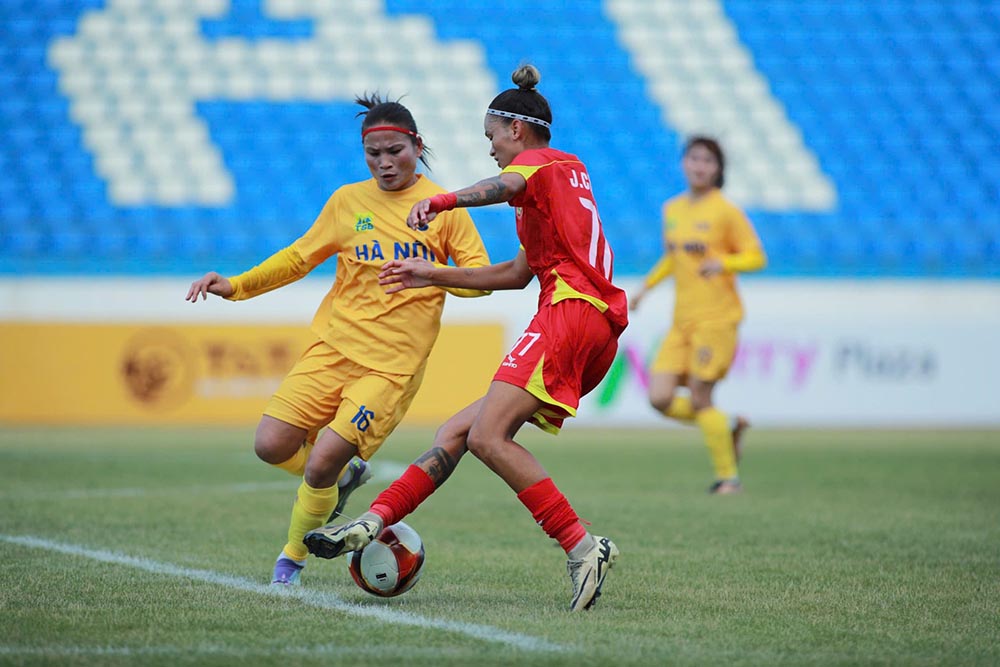 TPHCM (áo đỏ) giành chiến thắng 2-1 trước Hà Nội I trong ngày ra quân Giải bóng đá nữ Cúp Quốc gia 2026. Ảnh: VFF