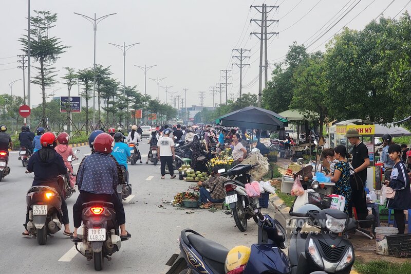 Vỉa hè, thậm chí lòng đường luôn nhộn nhịp kẻ bán, người mua vào giờ công nhân đi làm về. Ảnh: Tô Công