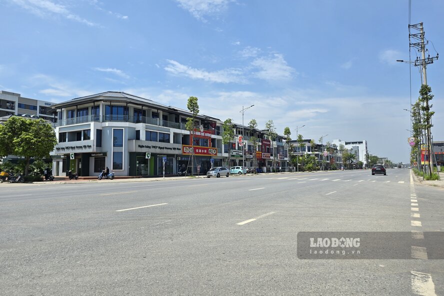 Hàng loạt cửa hàng kinh doanh trên tuyến đường lớn này. Ảnh: Tô Công