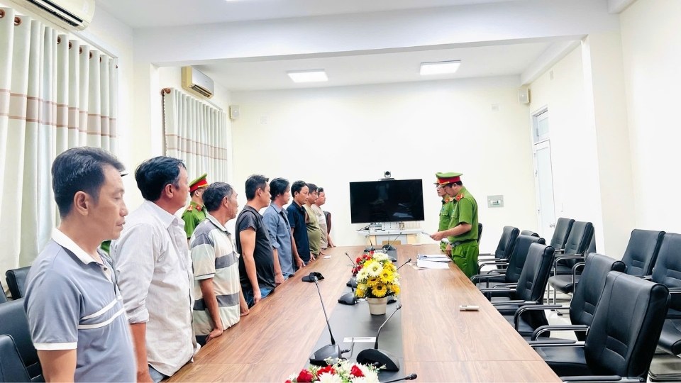 Cơ quan công an tống đạt quyết định khởi tố các đối tượng liên quan vụ đá gà ăn thua bằng tiền. Ảnh: Công an Vĩnh Long