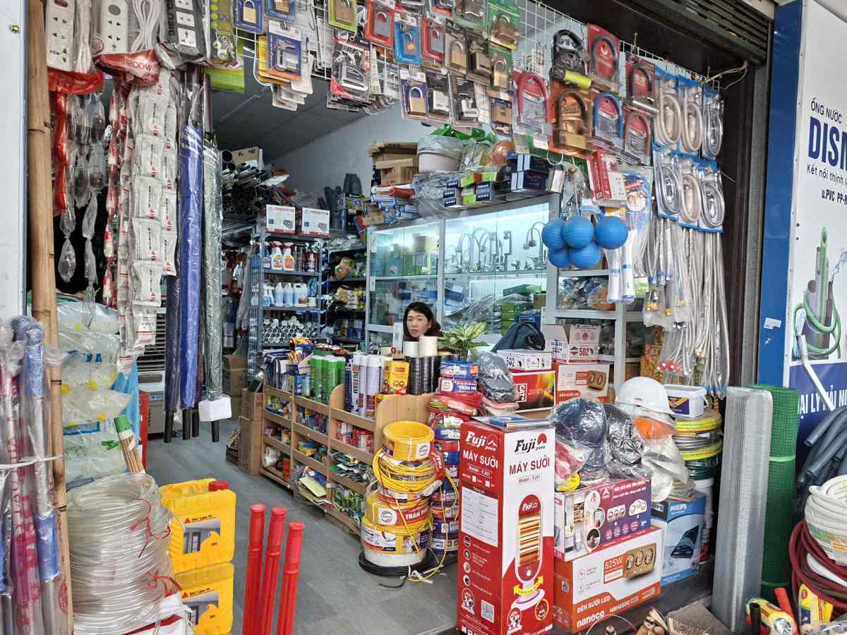 Business households with revenue below 1 billion VND/year are required to have accounting books. Photo: Luc Giang