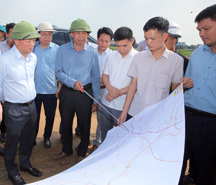 Leaders of Ninh Binh Provincial People's Committee inspect the disbursement progress of public investment capital at the Ninh Binh - Hai Phong Expressway Project, section passing through the province. Photo: Dieu Anh