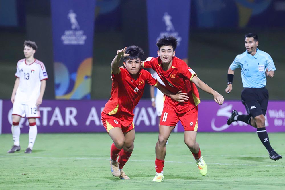 L'équipe vietnamienne U17 a brillamment terminé en tête du groupe C et s'est qualifiée pour les quarts de finale du Championnat d'Asie U17 2026. Photo: VFF