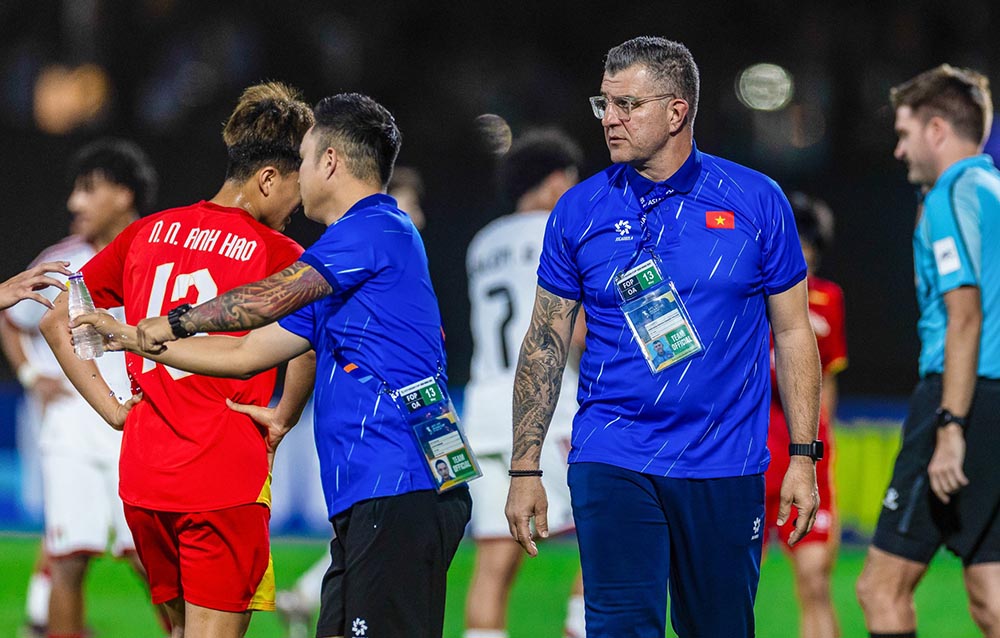 Huấn luyện viên Cristiano Roland chỉ đạo U17 Việt Nam trong trận đấu quyết định tại giải U17 châu Á 2026. Ảnh: VFF
