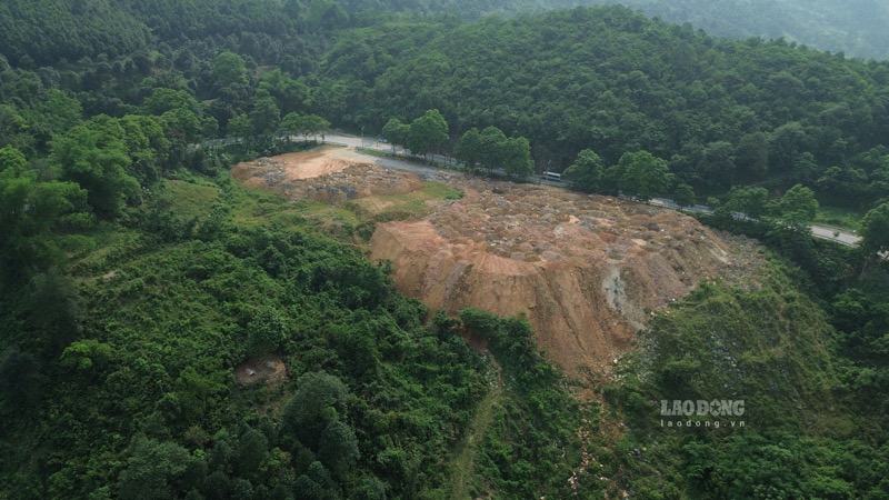 The construction waste dump on National Highway 4D through Coc San commune makes people in Luong Do village uneasy and worried about the risk of landslides. Photo: Dinh Dai