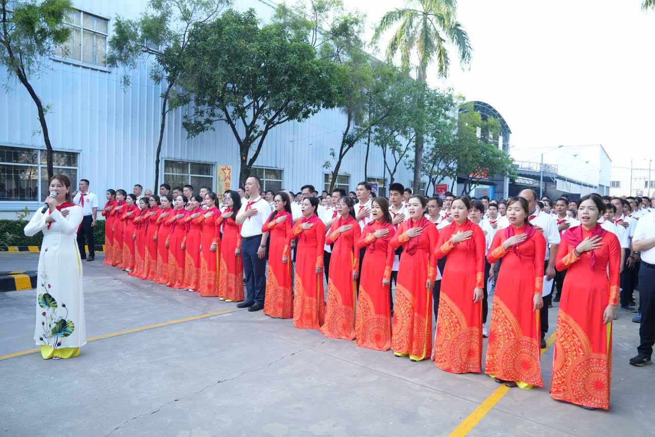 Lãnh đạo doanh nghiệp cùng toàn thể người lao động cùng tưởng nhớ Bác Hồ. Ảnh: CĐCS cung cấp