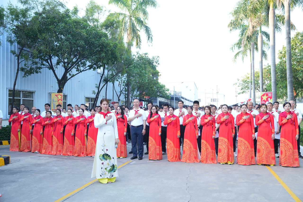 Doanh nghiệp và người lao động học tập theo Bác Hồ để nâng cao hiệu quả sản xuất. Ảnh: Đình Trọng