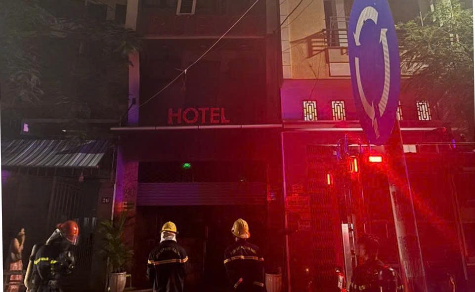 Firefighters make efforts to control the fire from the hotel basement in Nha Trang ward at dawn. Photo: Khanh Hoa
