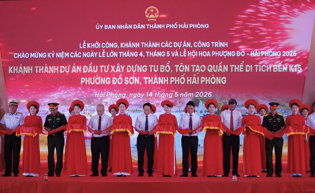 Delegates perform the ribbon-cutting ceremony to inaugurate the investment project to build, repair, and restore the K15 wharf relic complex. Photo: Mai Dung