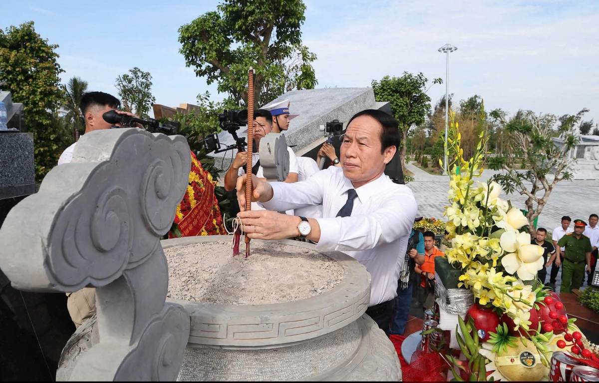 Phó Thủ tướng Lê Tiến Châu dâng hương tại Di tích Bến K15.