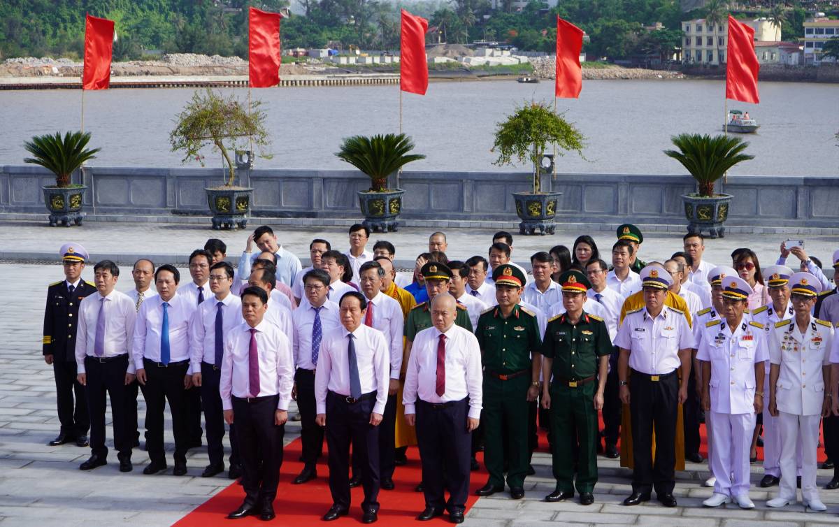 Các đại biểu thực hiện nghi thức dâng hương tưởng niệm tại di tích bến K15. Ảnh: Mai Dung