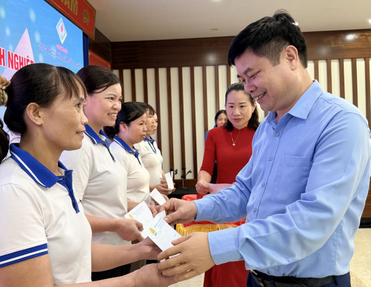 Vice Chairman of Hung Yen Provincial People's Committee Pham Van Nghiem presents gifts to workers in difficult circumstances on the occasion of Workers' Month. Photo: Hung Yen Trade Union
