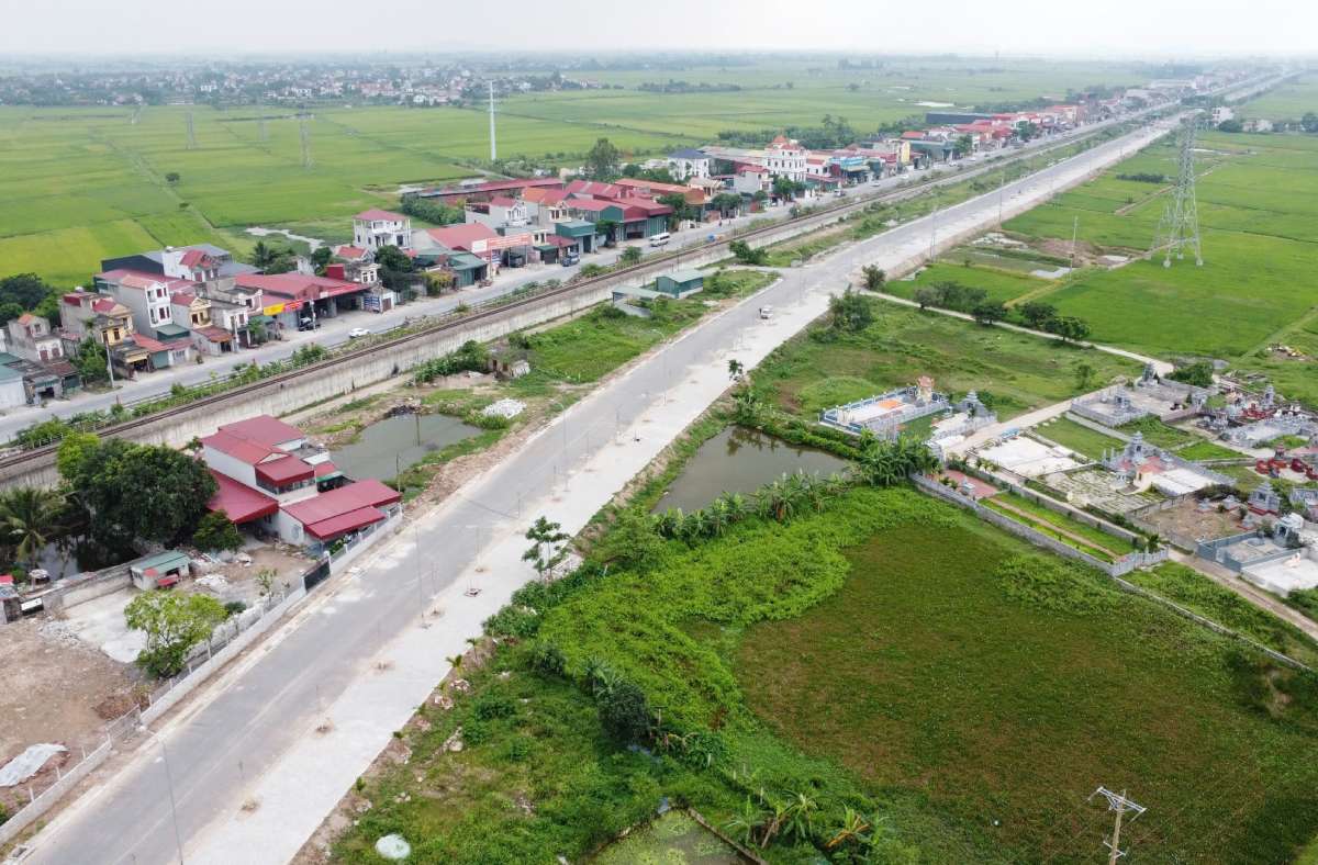 The district road connecting from Ta Day dyke to old 57B road in Y Yen district runs parallel to National Highway 10 (Ninh Binh province). Photo: Luong Ha