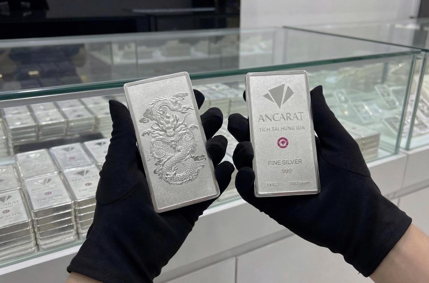 El precio de la plata sigue atrayendo flujo de dinero a medida que el mercado se enfrenta a una prolongada escasez de oferta. Foto: Phuong Anh
