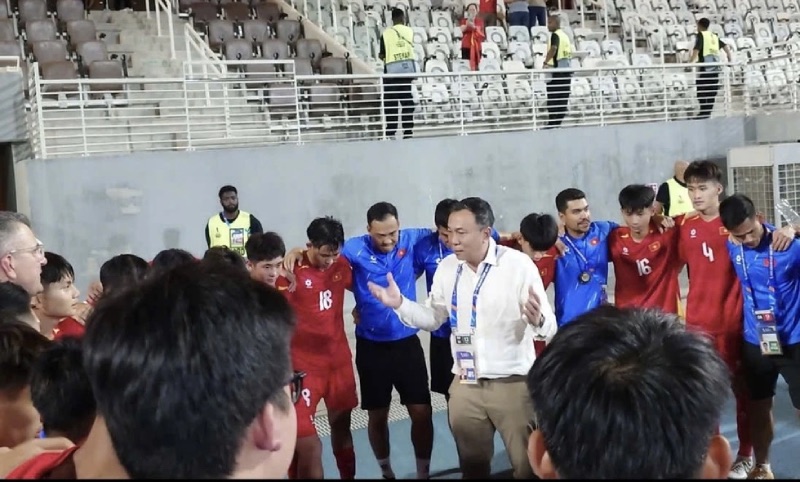 Chủ tịch VFF Trần Quốc Tuấn chúc mừng thành tích của U17 Việt Nam khi giành vé dự U17 World Cup. Ảnh: VFF