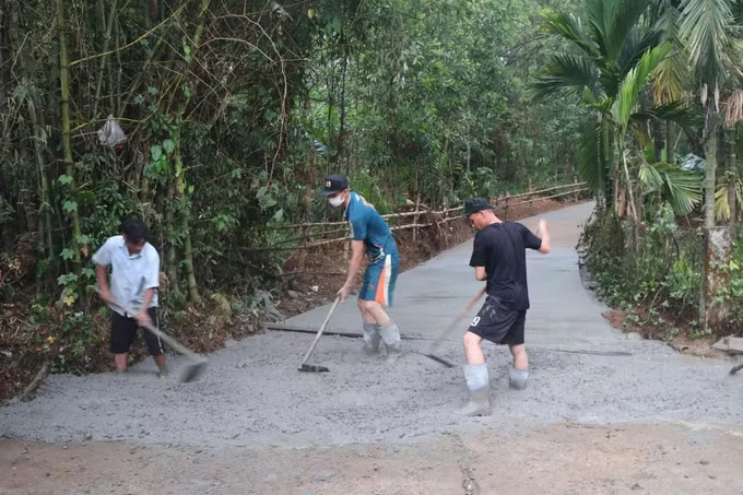 Officers and soldiers of the Mobile Police Department, Quang Ngai Provincial Police build roads for people in Son Linh commune. Photo: Cao Nguyen/VNA