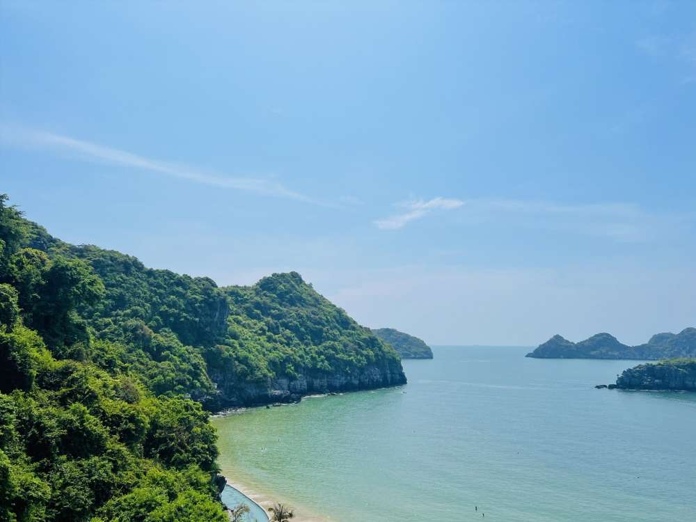 Biển trời xanh biếc ở Cát Bà vào ban ngày. Ảnh: Trần Quang