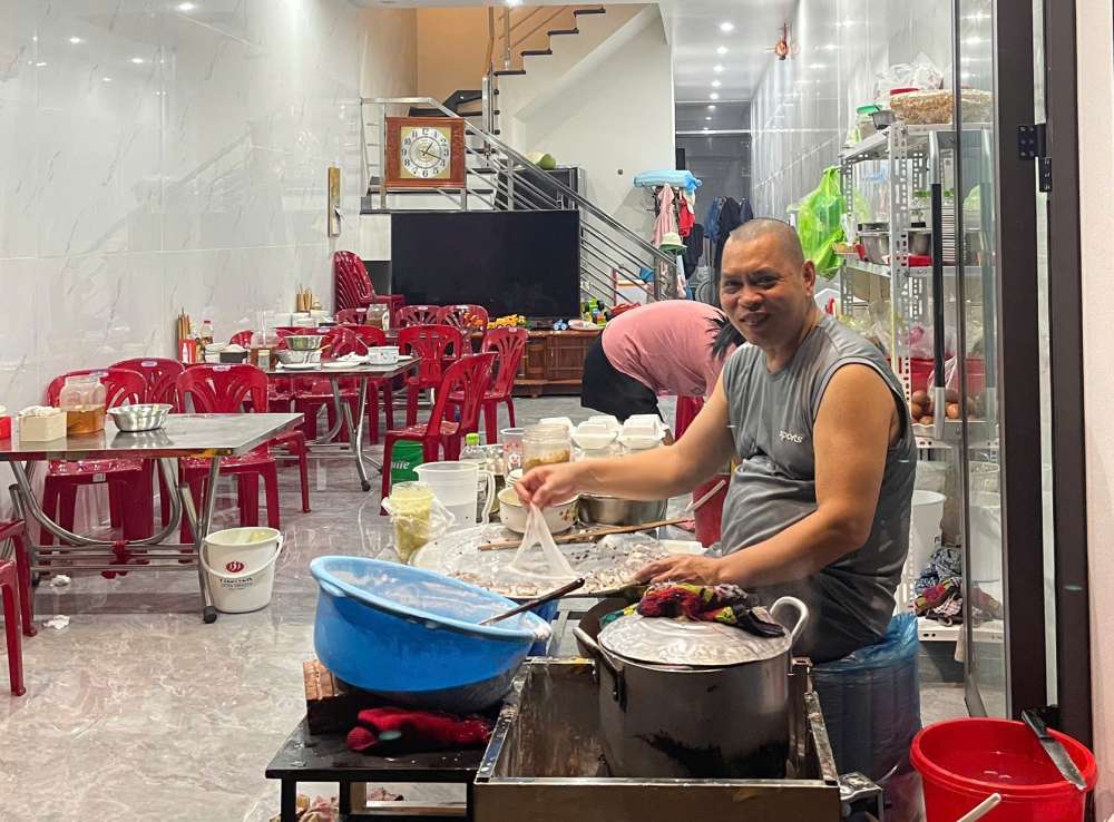 Hàng bánh cuốn Tuệ Mơ mở cửa từ 0 giờ sáng trong ngõ nhỏ yên tĩnh ở Cát Bà. Ảnh: Trần Quang
